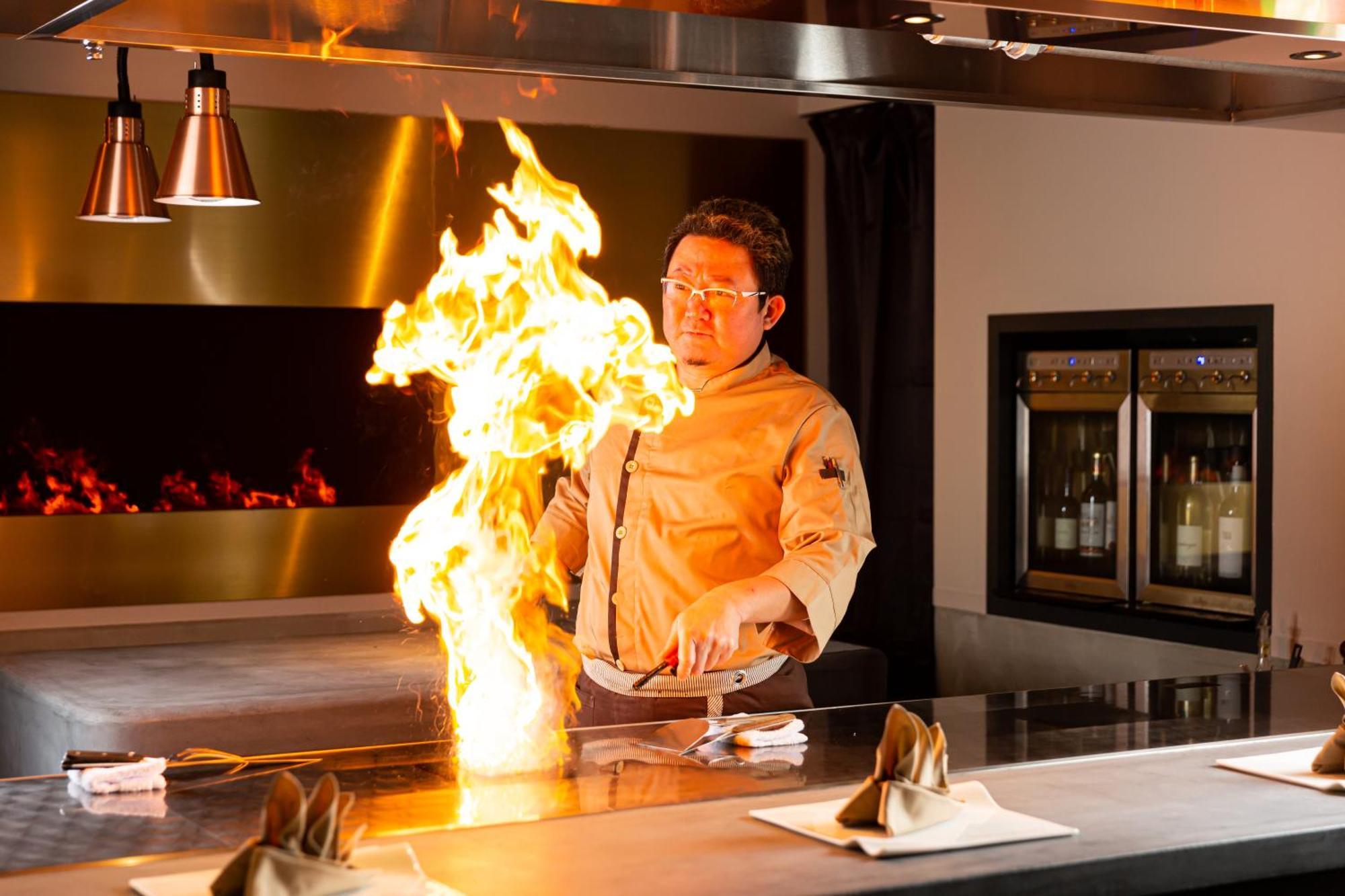 Good Nature Hotel Κιότο Εξωτερικό φωτογραφία A chef cooking with a flaming torch